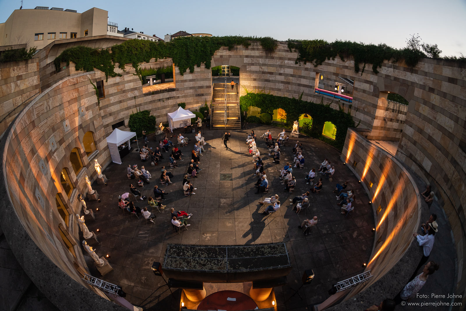 Stuttgart. Ein Traum in der Staatsgalerie Stuttgart während der Abenddämmerung